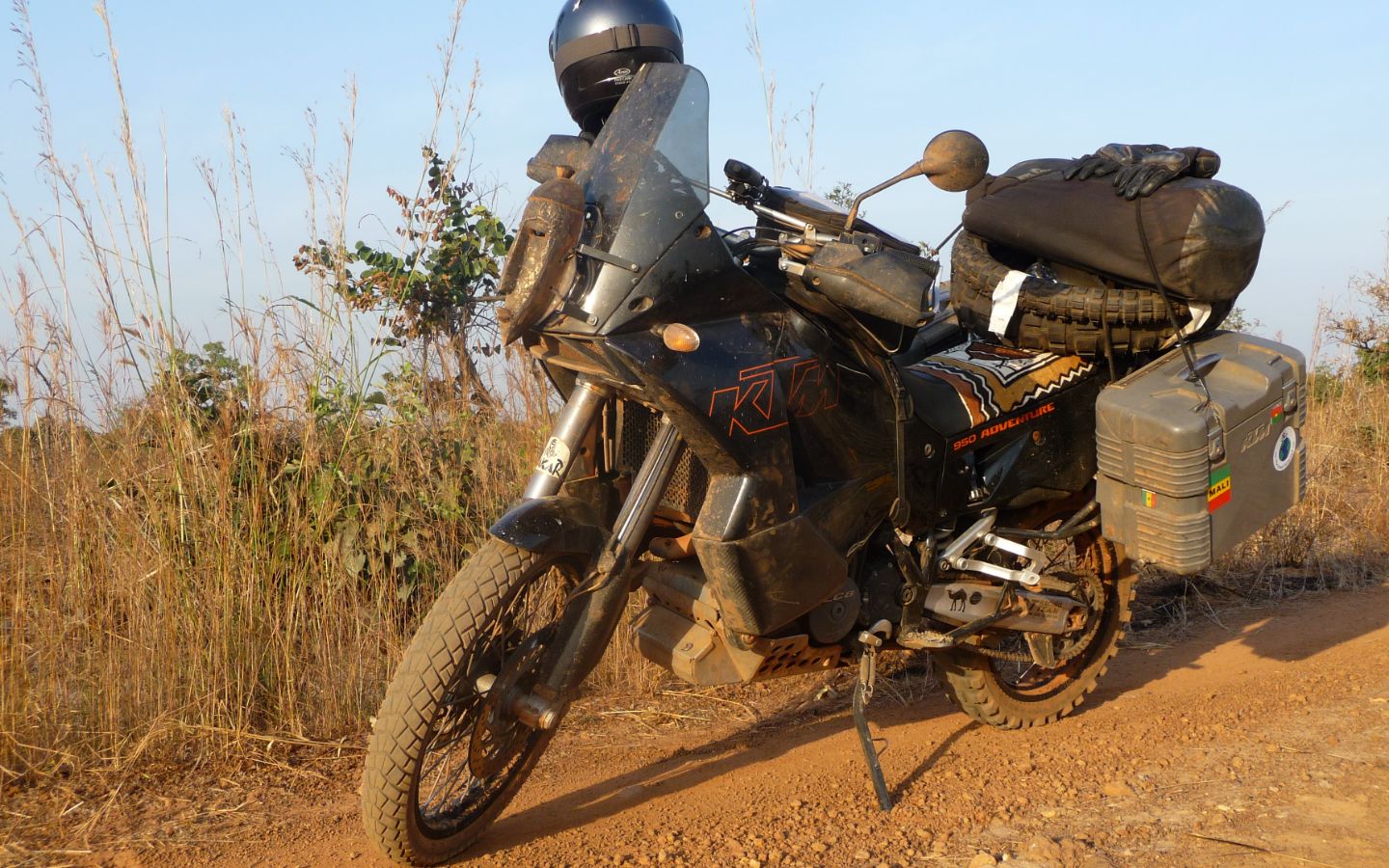 Reisemotorrad von MigoTravels auf einer unbefestigten Straße in Mali